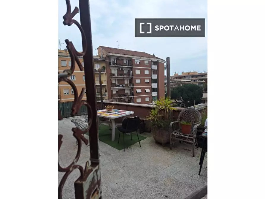 Immagine 6 di Camera condivisa in affitto  in Via Zenodossio a Roma