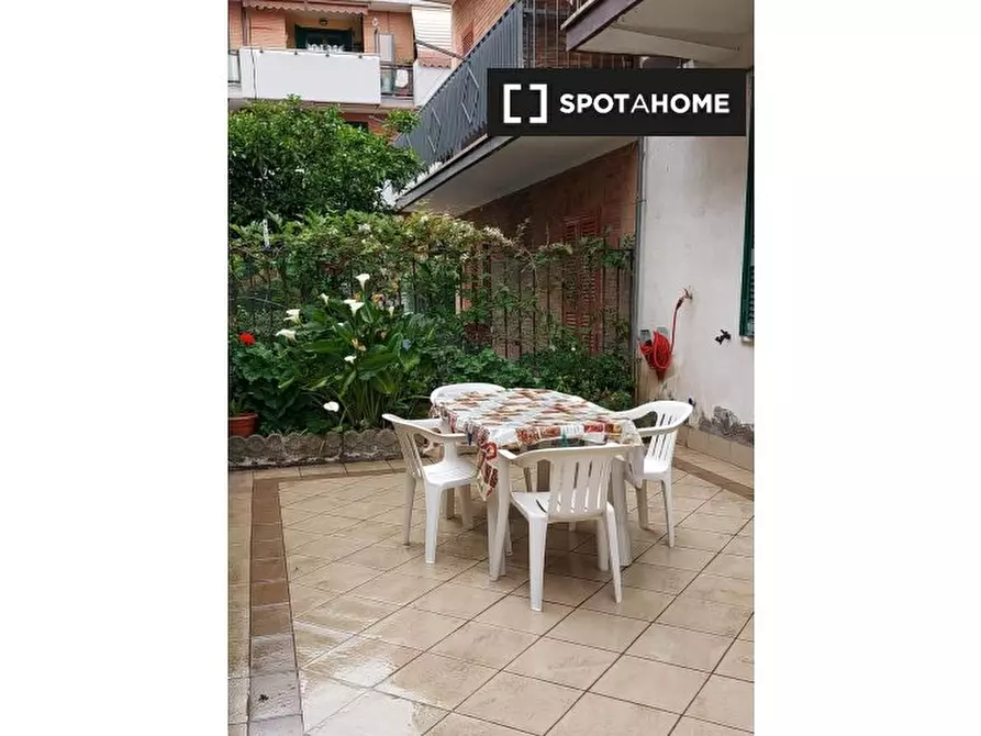 Immagine 4 di Camera condivisa in affitto  in Via Sterope a Roma