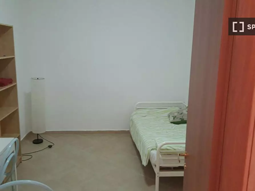 Immagine 3 di Camera condivisa in affitto  in Piazzetta Luigi Settembrini a Napoli
