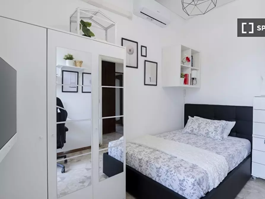 Immagine 2 di Camera condivisa in affitto  in Viale Francesco Restelli a Milano