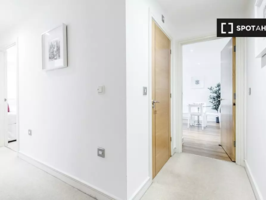 Immagine 11 di Appartamento in affitto  in Walnut Tree Cl a Guildford