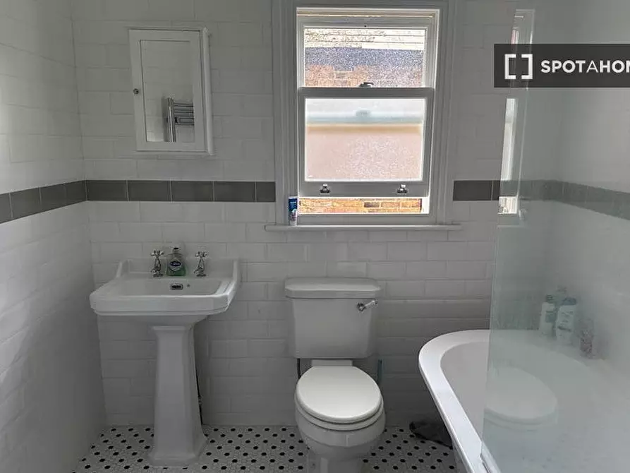 Immagine 7 di Camera condivisa in affitto  in Windermere Rd a Ealing