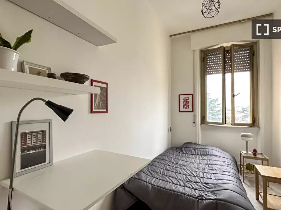 Immagine 11 di Camera condivisa in affitto  in Via dei Salentini a Roma