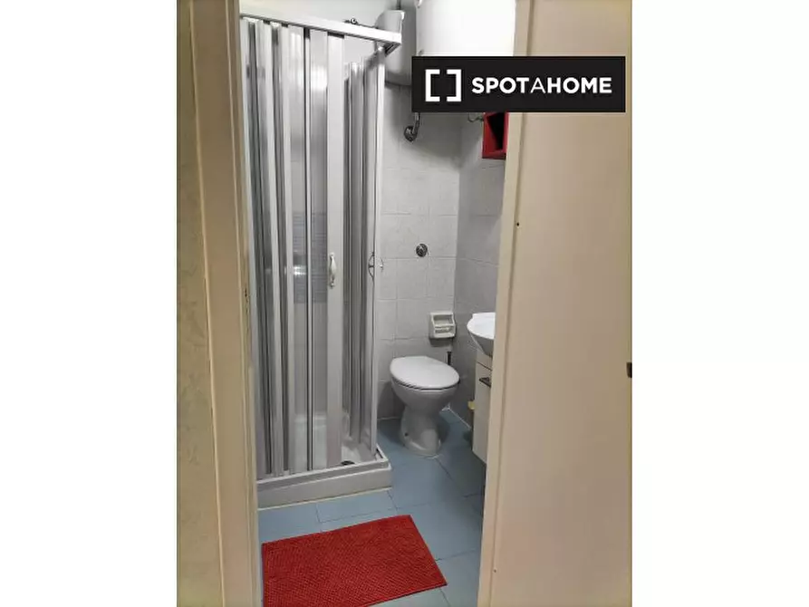 Immagine 8 di Camera condivisa in affitto  in Via Principe Amedeo a Roma