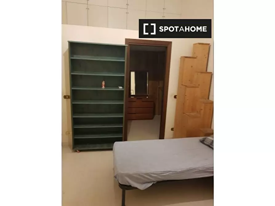 Immagine 3 di Camera condivisa in affitto  in Via Germano Sommeiller a Roma