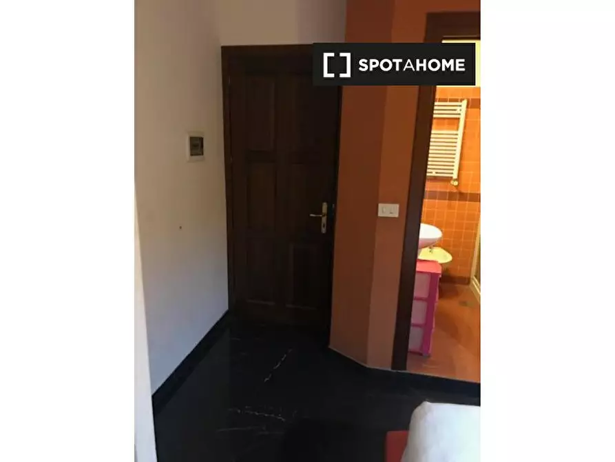 Immagine 2 di Camera condivisa in affitto  in Lungotevere di Pietra Papa a Roma