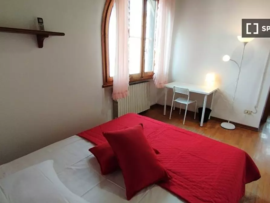 Immagine 1 di Camera condivisa in affitto  in Via Francesco Calzolari a Firenze