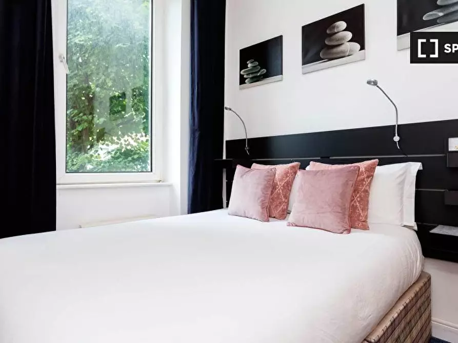 Immagine 6 di Appartamento in affitto  in Flat Sinclair Gardens a Hammersmith