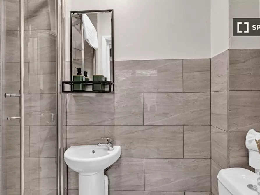 Immagine 8 di Ufficio in affitto  in flat a Tottenham