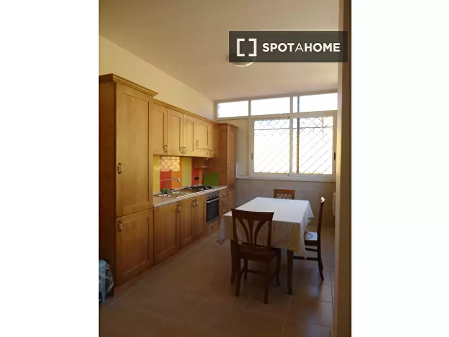 Immagine 12 di Camera condivisa in affitto  in Piazzetta Luigi Settembrini a Napoli