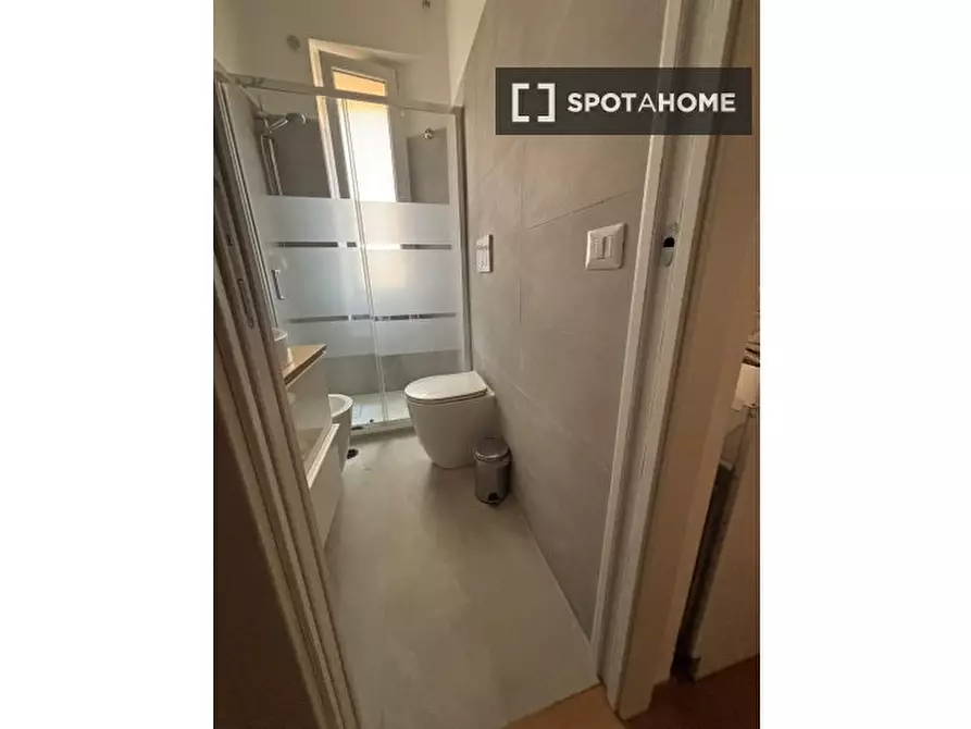 Immagine 12 di Camera condivisa in affitto  in Viale delle Provincie a Roma