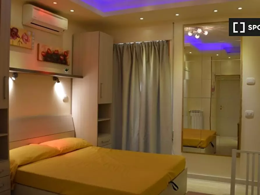 Immagine 2 di Camera condivisa in affitto  in Via Vetulonia a Roma