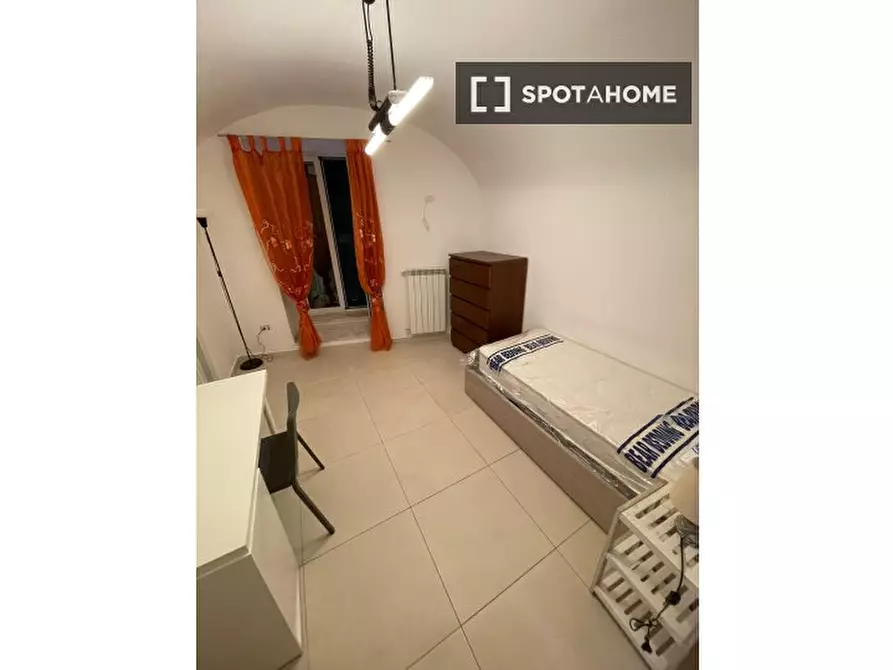 Immagine 3 di Camera condivisa in affitto  in Via Luigi Settembrini a Napoli
