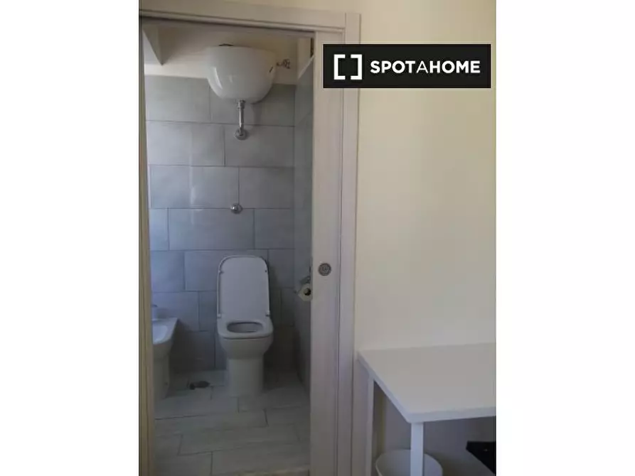 Immagine 18 di Camera condivisa in affitto  in Via Domenico Quaranta a Napoli