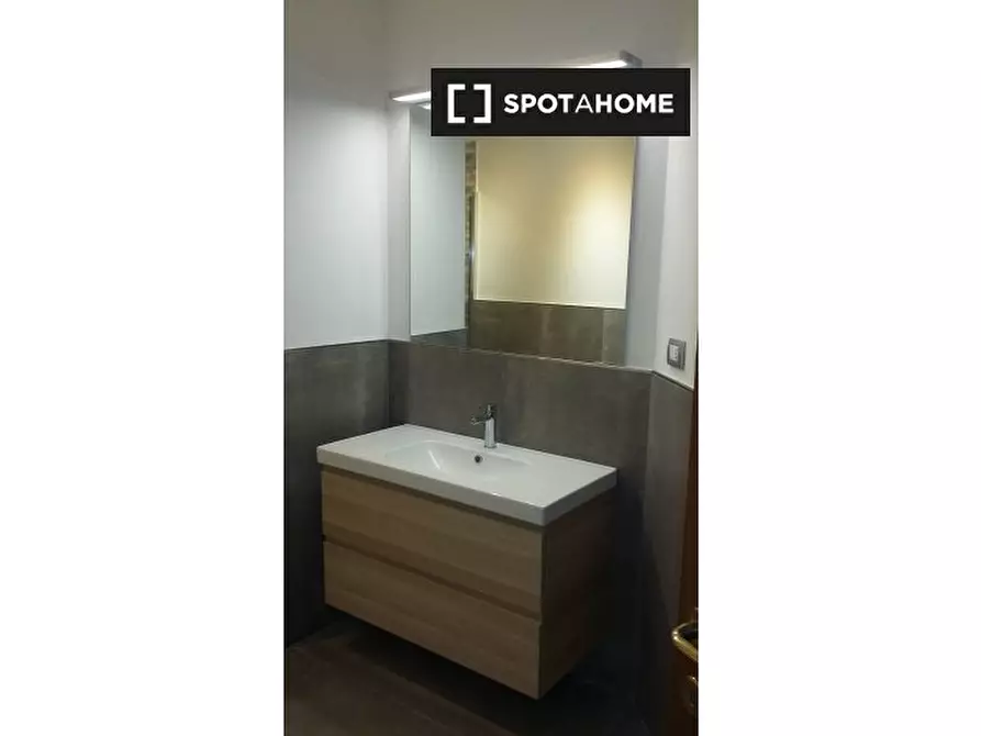 Immagine 11 di Camera condivisa in affitto  in Via Pasquale Frustaci a Napoli