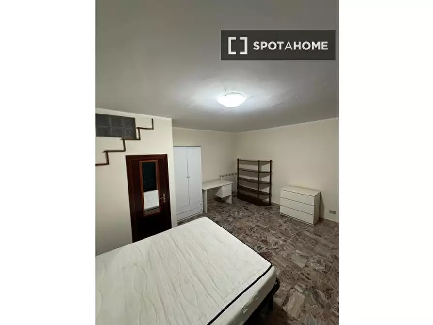 Immagine 5 di Camera condivisa in affitto  in Via Ventaglieri a Napoli