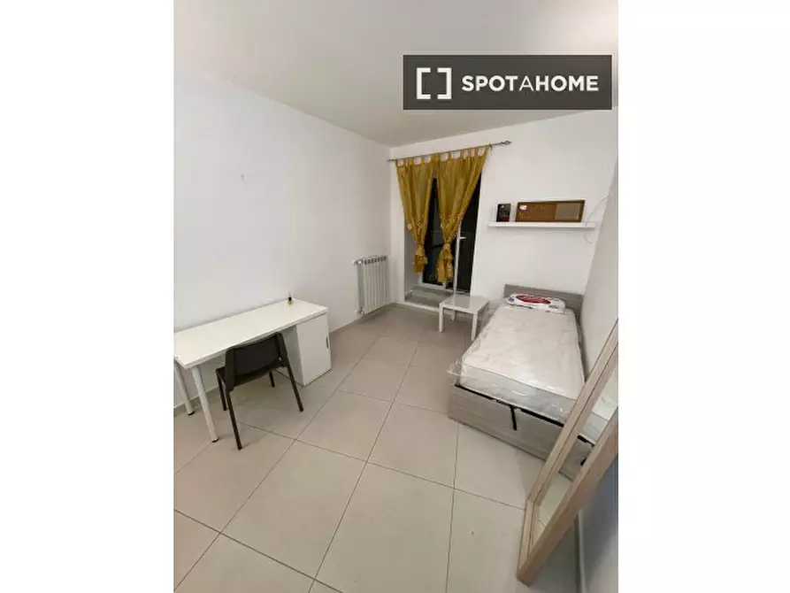Immagine 2 di Camera condivisa in affitto  in Via Luigi Settembrini a Napoli