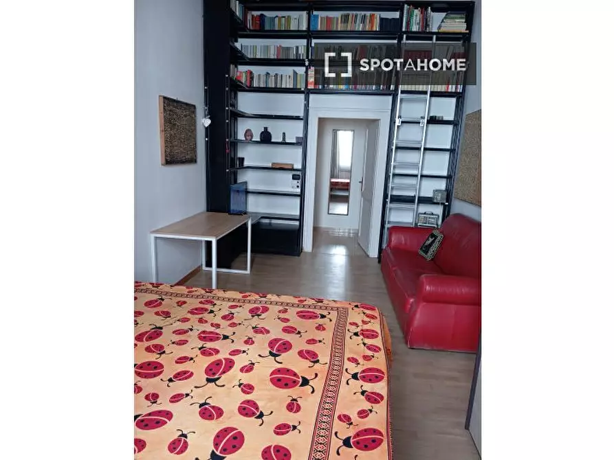 Immagine 4 di Camera condivisa in affitto  in Via Angelo Poliziano a Roma