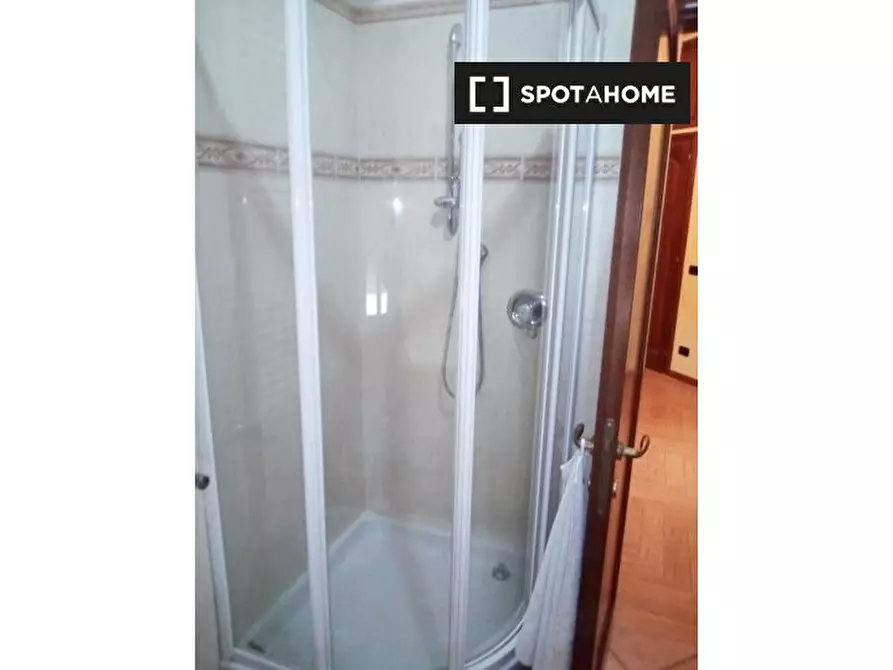 Immagine 3 di Camera condivisa in affitto  in Via Tuscolana, 00179 Roma RM, Italy a Roma