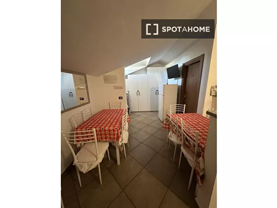 Immagine 18 di Camera condivisa in affitto  in Via delle Querce a Alagna