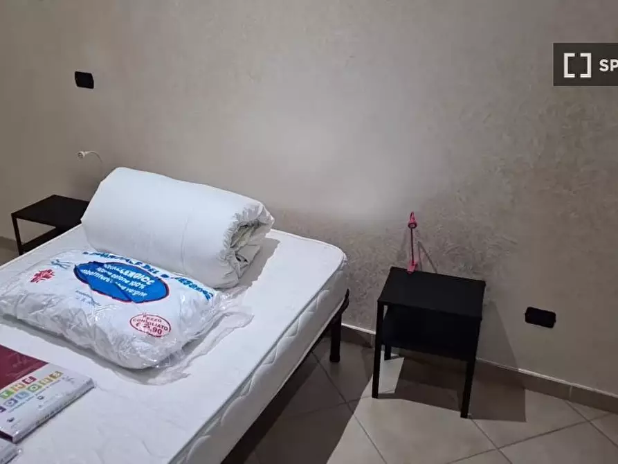 Immagine 2 di Camera condivisa in affitto  in Via Luigi Settembrini a Napoli