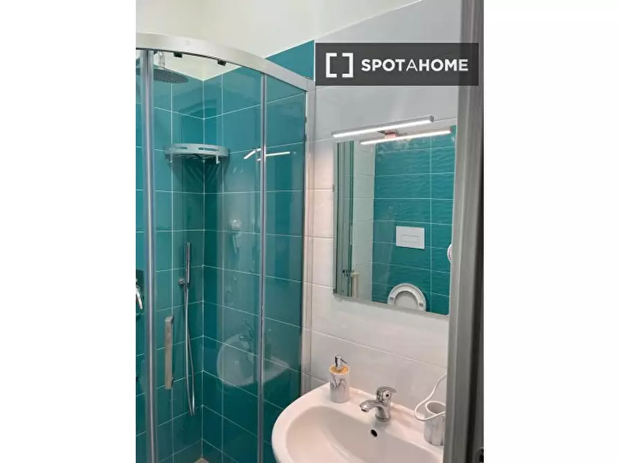 Immagine 3 di Camera condivisa in affitto  in Corso Giuseppe Garibaldi a Napoli