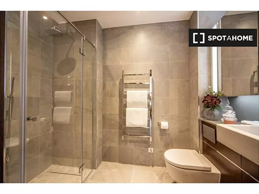 Immagine 2 di Appartamento in affitto  in Charles Clowes Walk a Wandsworth