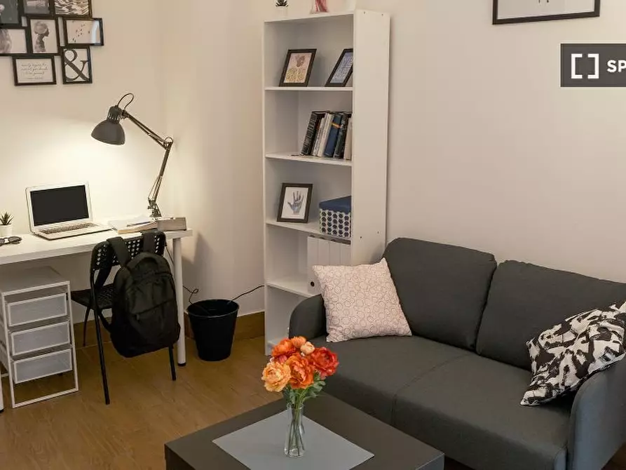 Immagine 17 di Camera condivisa in affitto  in Via Enrico Pessina n. a Napoli