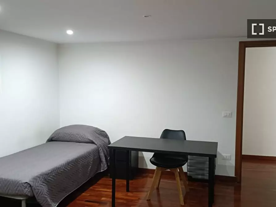 Immagine 2 di Camera condivisa in affitto  in Vico Canalone a Fontana dei Serpi a Napoli