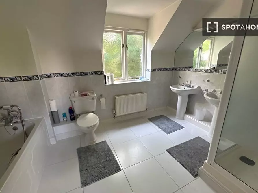 Immagine 3 di Camera condivisa in affitto  in Tithe Close a Virginia Water
