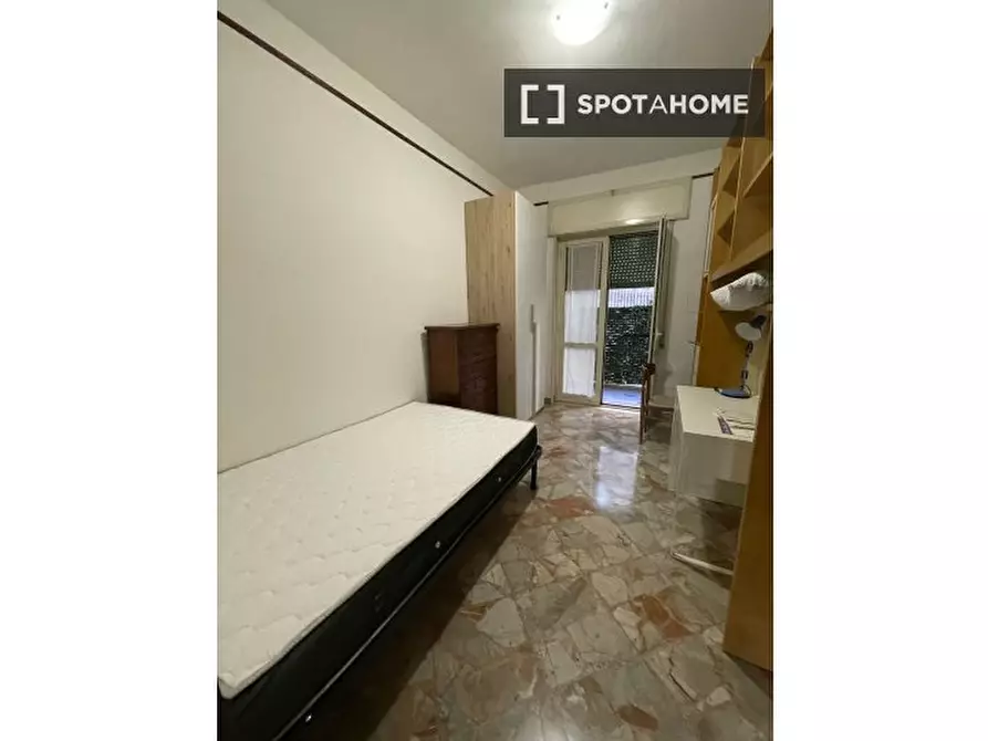 Immagine 2 di Camera condivisa in affitto  in Via Gabriele Jannelli a Napoli
