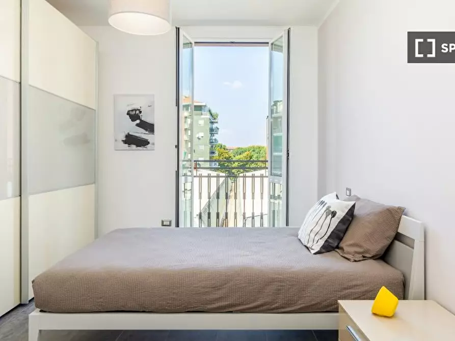 Immagine 19 di Camera condivisa in affitto  in Via Democrito a Milano