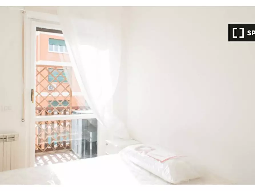 Immagine 3 di Camera condivisa in affitto  in Via Luca Valerio a Roma