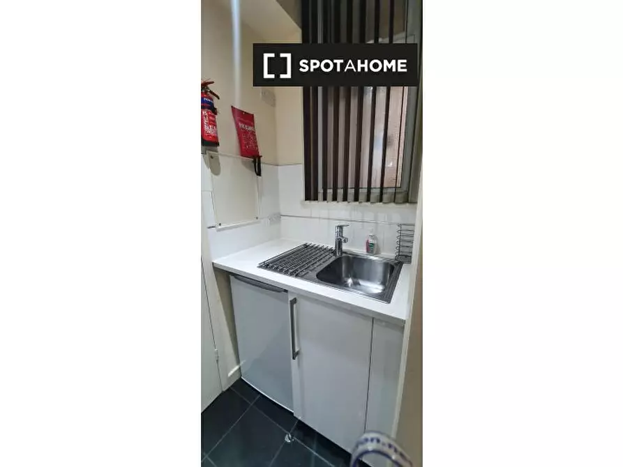 Immagine 6 di Ufficio in affitto  in Apartment a Brent