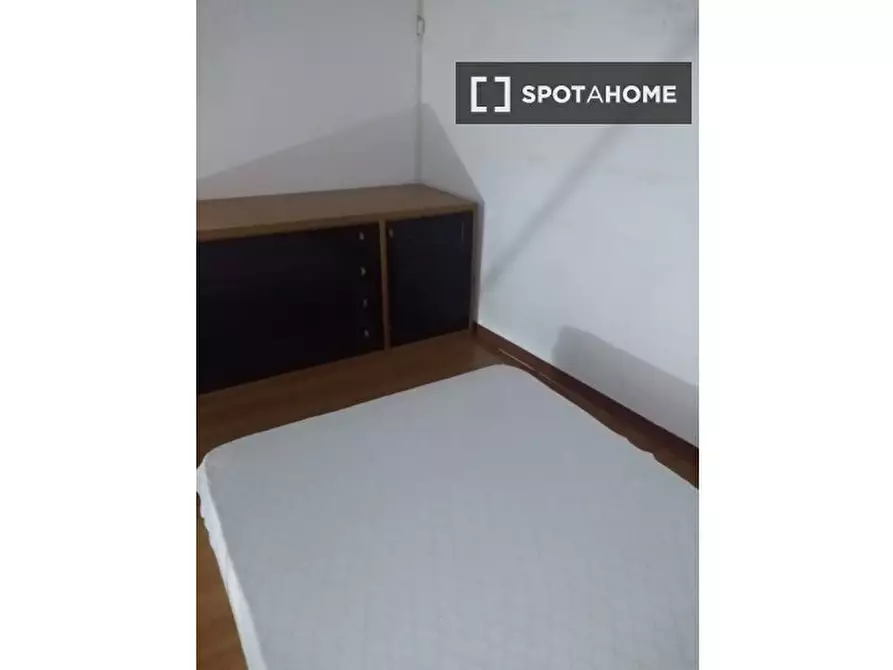 Immagine 1 di Camera condivisa in affitto  in Via Ventaglieri a Napoli