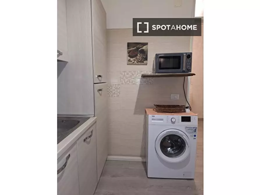 Immagine 11 di Camera condivisa in affitto  in Via Gaeta a Roma