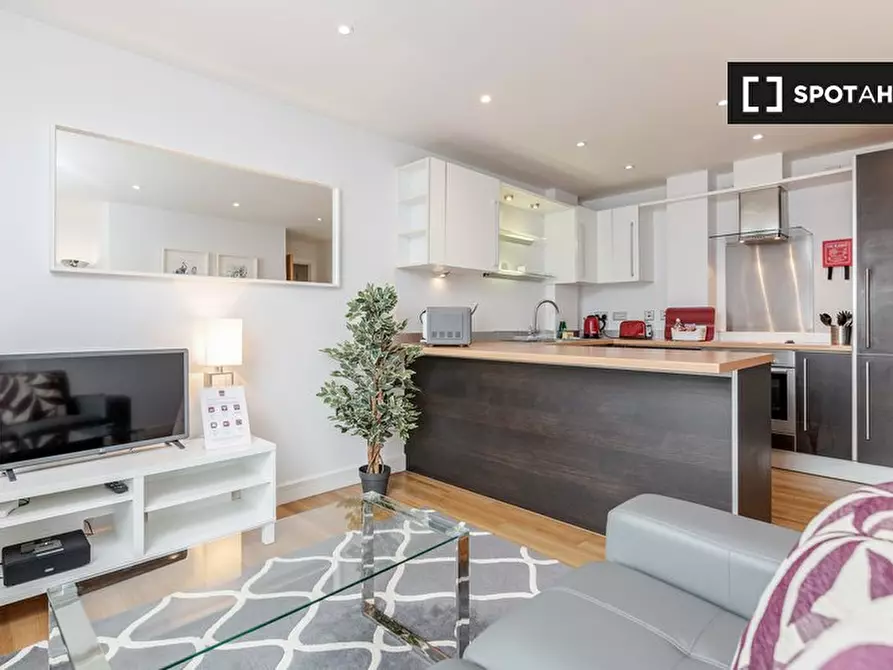 Immagine 3 di Appartamento in affitto  in Walnut Tree Cl a Guildford