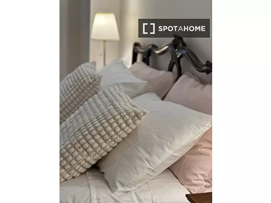 Immagine 2 di Camera condivisa in affitto  in Via Carlo Ravizza a Milano