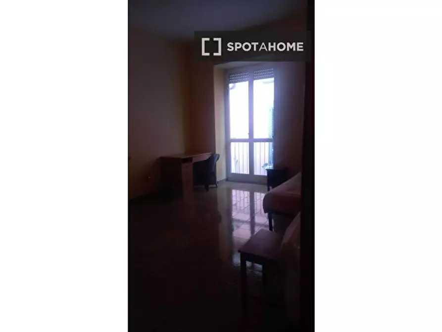 Immagine 9 di Camera condivisa in affitto  in Via Carbonara a Napoli