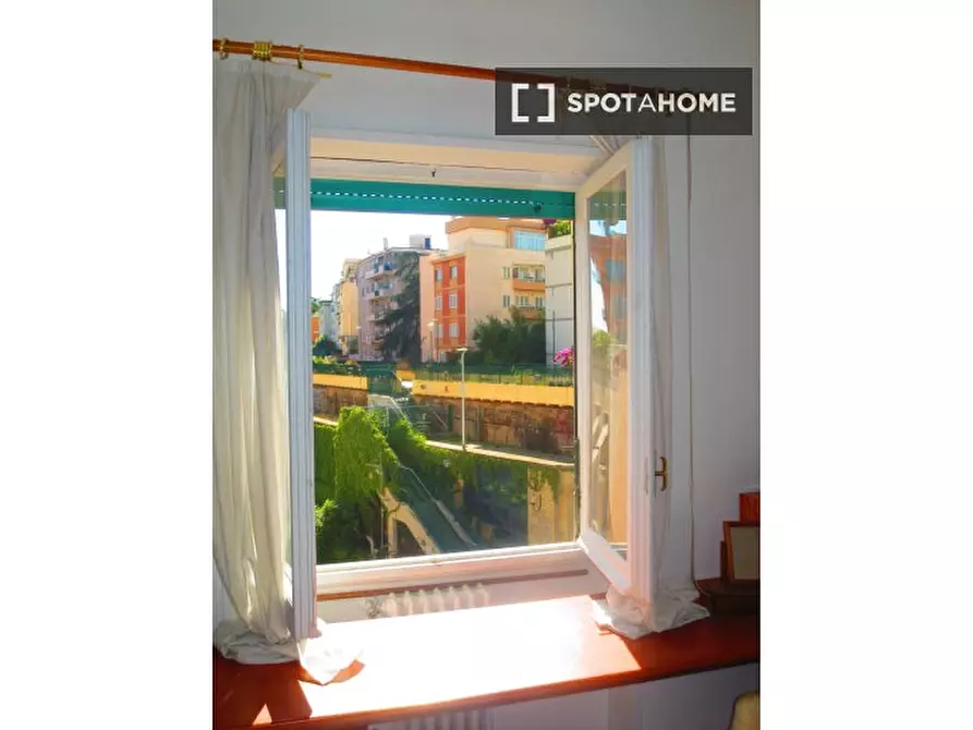 Immagine 3 di Camera condivisa in affitto  in Via Appiano a Roma