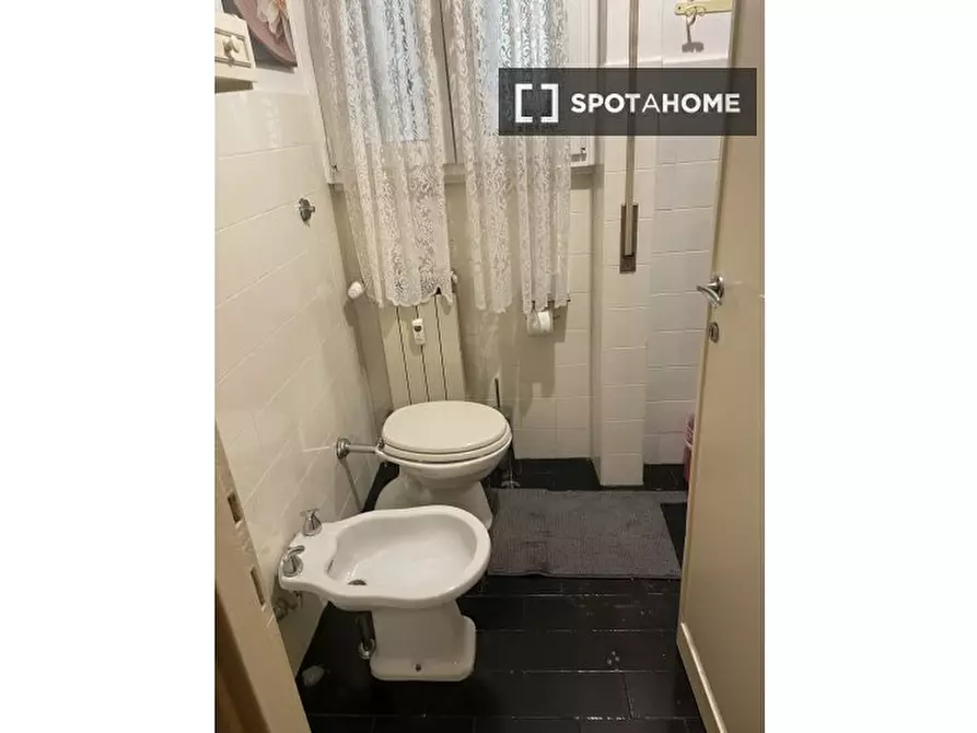 Immagine 4 di Camera condivisa in affitto  in Via Guido Castelnuovo a Roma