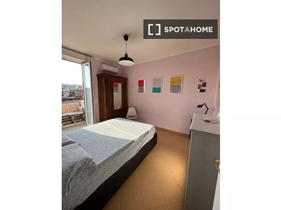 Immagine 1 di Camera condivisa in affitto  in Via Duomo a Napoli
