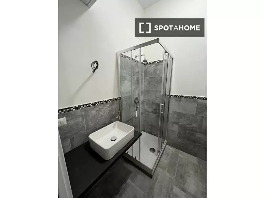 Immagine 3 di Camera condivisa in affitto  in Via Valdinievole a Roma