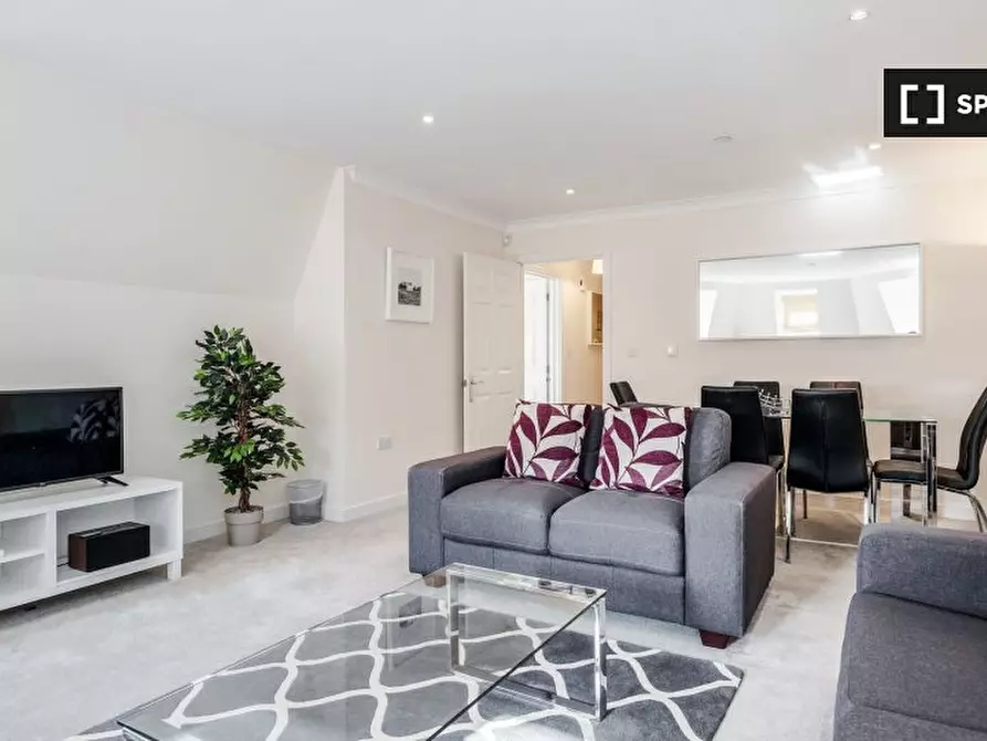 Immagine 3 di Appartamento in affitto  in Leret Way a Leatherhead