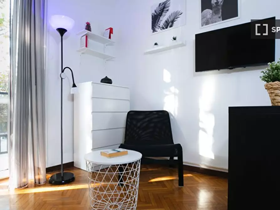 Immagine 2 di Camera condivisa in affitto  in Via Francesco Melzi d'Eril a Milano