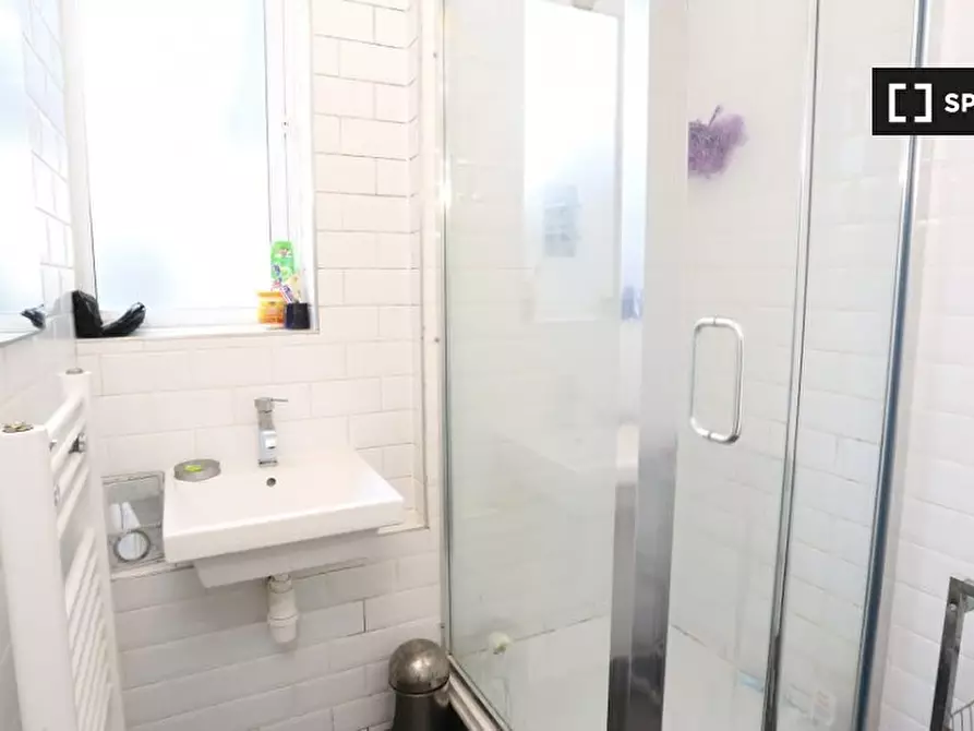 Immagine 8 di Camera condivisa in affitto  in Warley St a Poplar