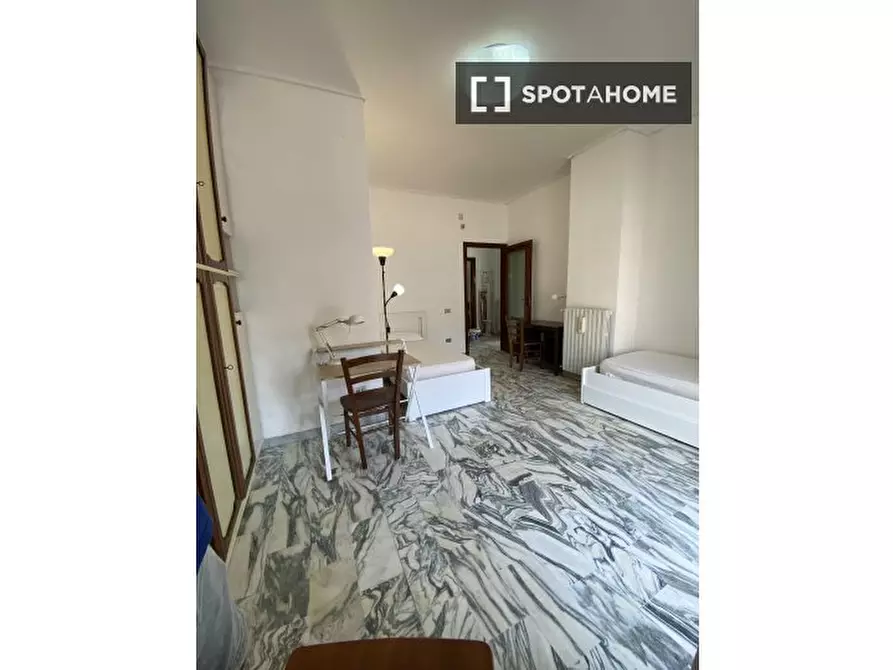 Immagine 3 di Camera condivisa in affitto  in Viale Maria Bakunin a Napoli