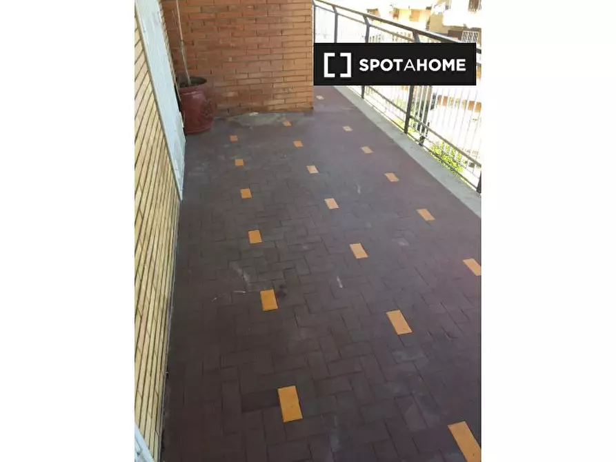 Immagine 8 di Camera condivisa in affitto  in Via Croce Rossa a Napoli