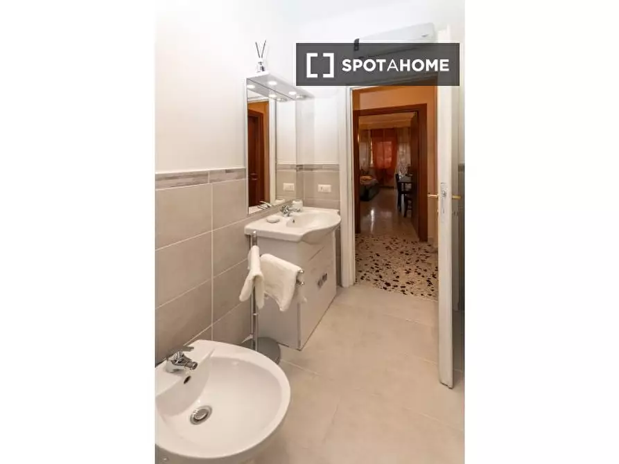 Immagine 4 di Appartamento in affitto  in Via Oderisi da Gubbio a Roma