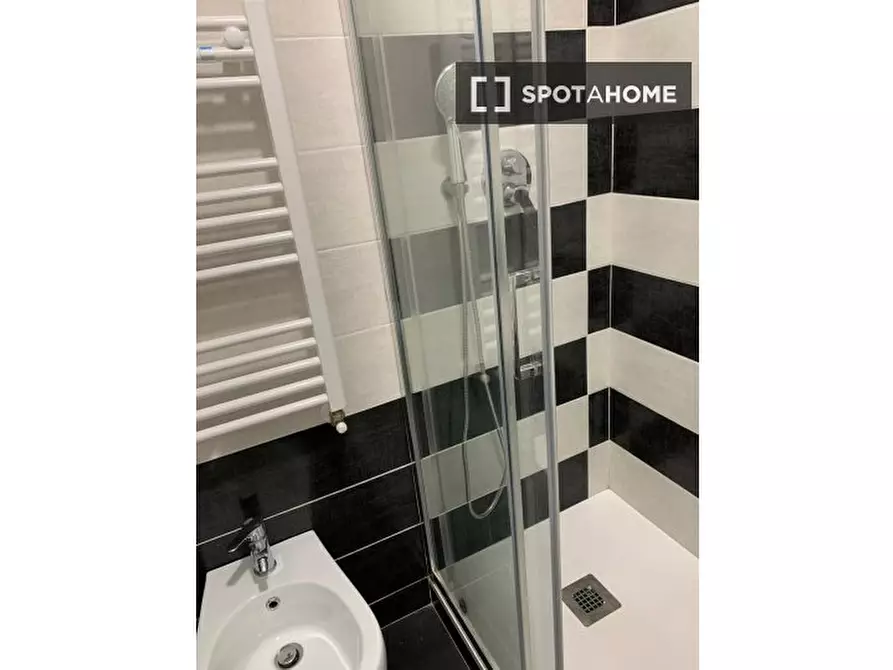 Immagine 11 di Camera condivisa in affitto  in Via Agrigento a Roma